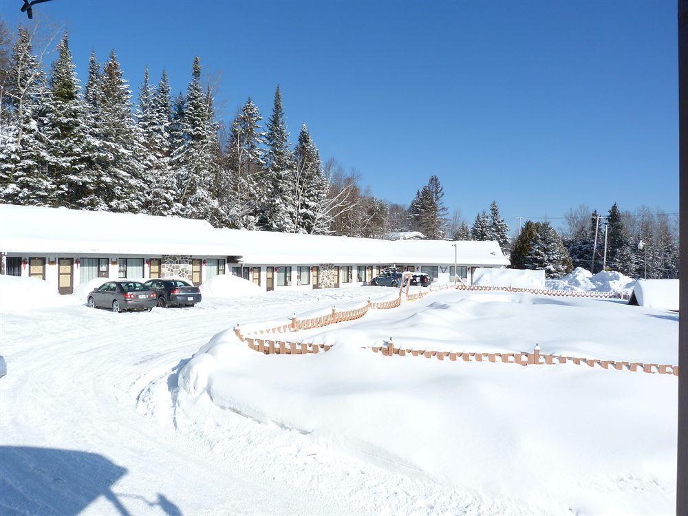 Motel Des Pays D'En Haut Val-David Exterior foto