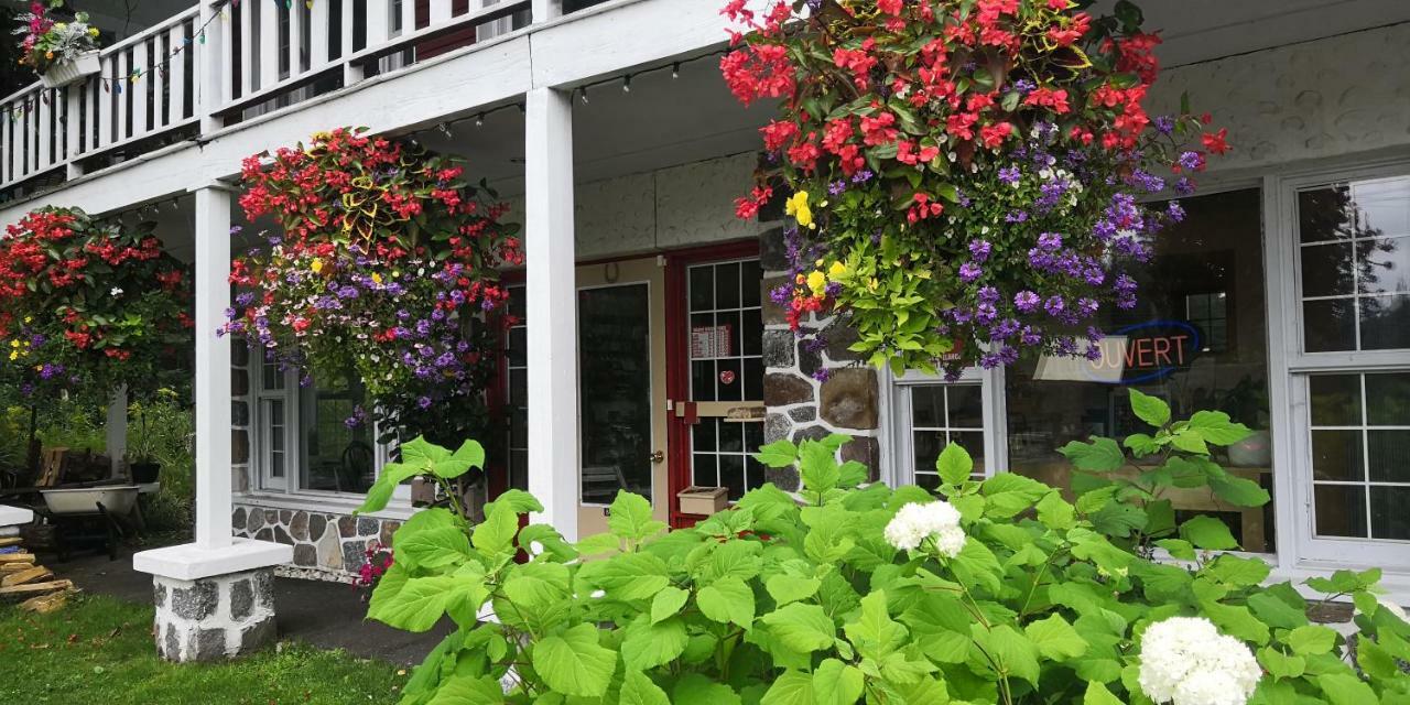 Motel Des Pays D'En Haut Val-David Exterior foto